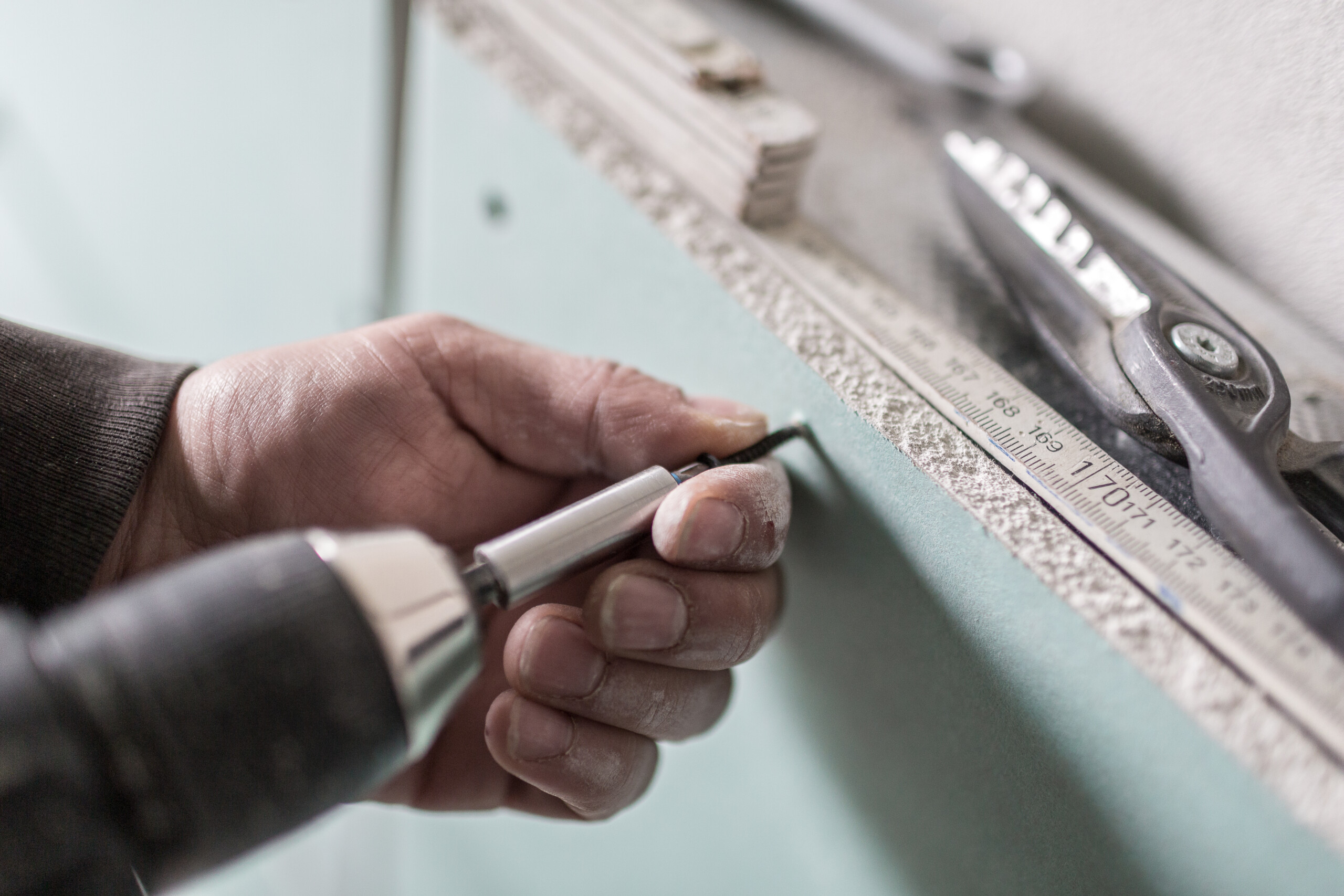 Trockenbauplatte wird von Hand verschraubt